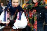 Bild-06-Lehrerinnen-in-traditionellen-russische-Trachten-auf-dem-Schulhof.jpg